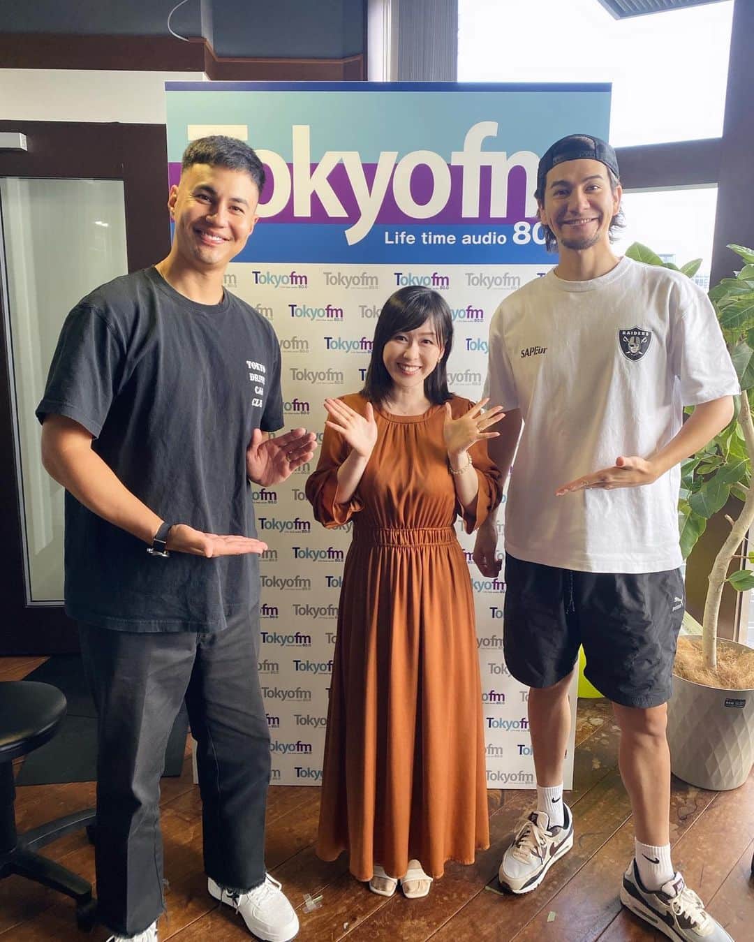 のインスタグラム：「⁑ どうも、捕えられた宇宙人です。  TOKYO FMで平日朝6時〜生放送の『ONE MORNING』 きょう9月29日（金）、吉田明世さんが夏休みのためニュースなど担当させて頂きました✨  ユージさん＆JOYさんコンビの掛け合いが面白すぎて。 これぞ神回！！  原稿の下読みに全然集中できず🤣🤣 急遽ワンモちゃんの声もやらせてもらいました🐶 楽しかったーーーー！ ありがとうございました😆✨  #ONEMORNING #TOKYOFM」