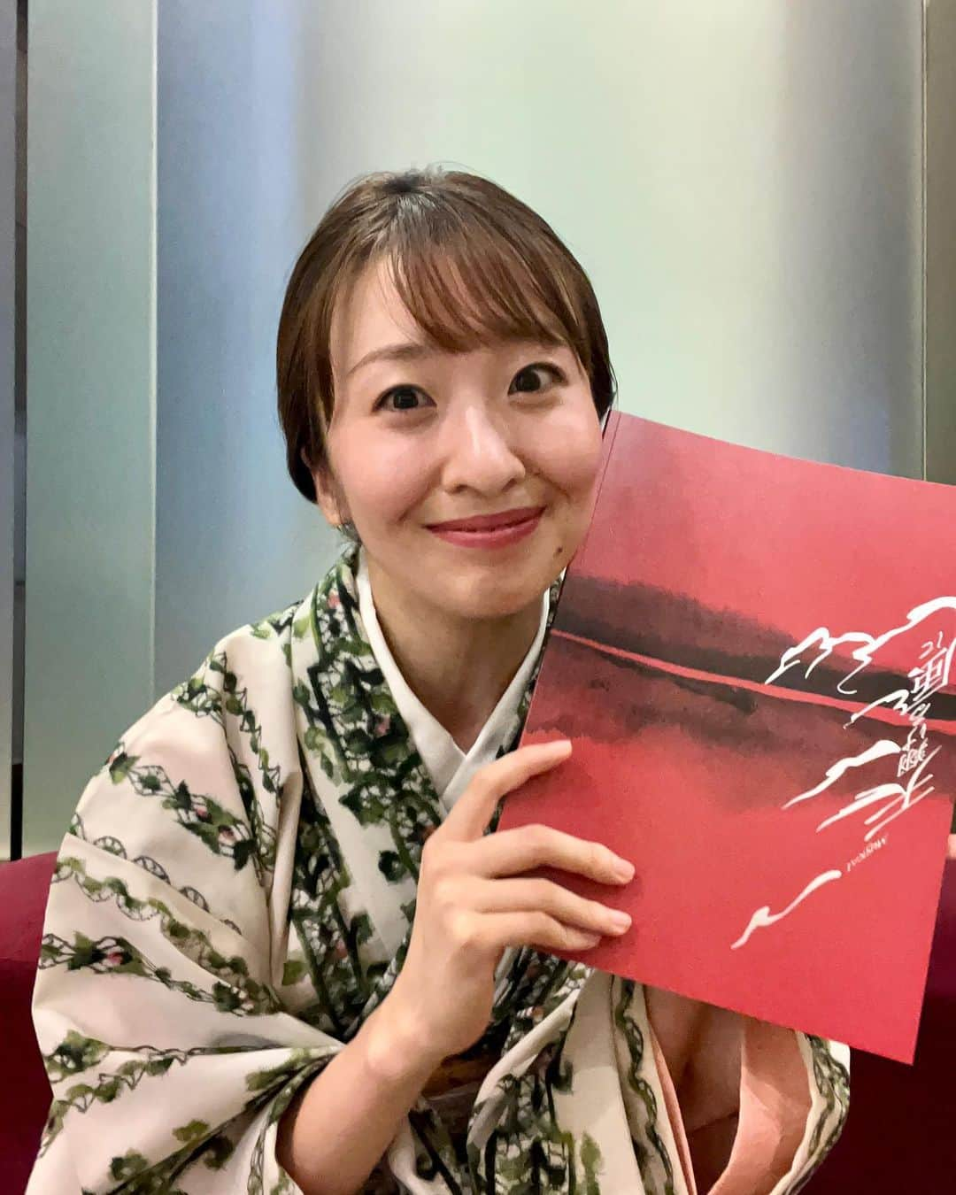 山田友美さんのインスタグラム写真 - (山田友美Instagram)「ミュージカル「天翔る風に」初日！観に行ってきました🌟 はじめての東京芸術劇場！  珠城りょうさん。 ヅカ時代はエリザベートとピガールを東宝で見ることができました。 演出・振り付けの謝先生はヅカファンなら言わずもがなのお方。  作品は、ドストエフスキー「罪と罰」を野田秀樹さんが脚色されたもの。  何より！志士のトモさん！こと吉田朋弘さんには今演技のワークショップをしてもらっていて、もう興味津々で観劇しました❣️  幕末、維新、正義と悪、、、 これを見てしまうと、何かまっすぐ生きたくて仕方なくなります  （余談） やっと着物が着られるような季節になって心躍ってます🥰  #観劇記録#観劇#天翔る風に #東京芸術劇場 #ミュージカル#フリーアナウンサー#山田友美」9月29日 22時19分 - __tomomiracle