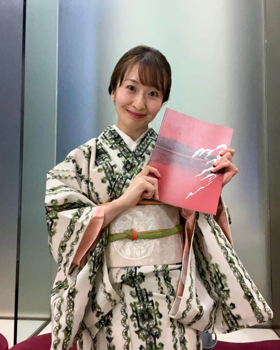 山田友美さんのインスタグラム写真 - (山田友美Instagram)「ミュージカル「天翔る風に」初日！観に行ってきました🌟 はじめての東京芸術劇場！  珠城りょうさん。 ヅカ時代はエリザベートとピガールを東宝で見ることができました。 演出・振り付けの謝先生はヅカファンなら言わずもがなのお方。  作品は、ドストエフスキー「罪と罰」を野田秀樹さんが脚色されたもの。  何より！志士のトモさん！こと吉田朋弘さんには今演技のワークショップをしてもらっていて、もう興味津々で観劇しました❣️  幕末、維新、正義と悪、、、 これを見てしまうと、何かまっすぐ生きたくて仕方なくなります  （余談） やっと着物が着られるような季節になって心躍ってます🥰  #観劇記録#観劇#天翔る風に #東京芸術劇場 #ミュージカル#フリーアナウンサー#山田友美」9月29日 22時19分 - __tomomiracle