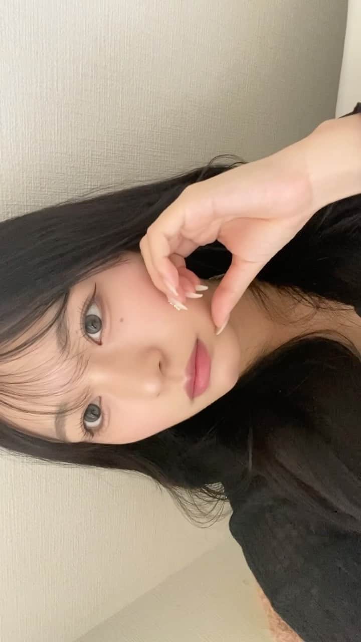 のインスタグラム：「みんなはインドア派〜？👶🏻💭 ⁡ ⁡ ⁡ ⁡ ⁡ ＿＿＿＿＿＿＿＿＿＿＿＿＿＿＿＿＿＿＿＿＿＿ ⁡ #오오티디 #데일리룩 #韓国ファッション #y2k #newjeans #平成ギャル #韓国ギャル #韓国ヘア #ロングヘア #シールエクステ  #フルバング #シースルー前髪 #韓国前髪 #ヨシンモリ #巻き髪アレンジ #巻き髪 #アイドル #グラビアアイドル #グラビア」