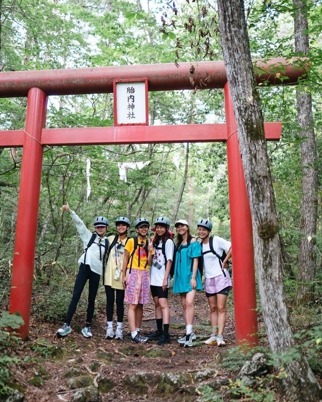 岩崎志保さんのインスタグラム写真 - (岩崎志保Instagram)「1泊2日アクティブ女子旅🌺DAY2 -後編-  ヨガとモーニングをした後はe-bikeで富士スバルライン〜富士山の麓を走ってそのまま洞窟へ！  富士山が噴火による溶岩でできた洞窟🌋 富士山の山頂にいたのにその2週間後には富士山の中に入って、、どんだけ富士山好きなの？🗻🤣  実はこの日は全く違うアクティビティをする予定だったので、めちゃくちゃなめた格好で入ったんですが もし行く機会がある方は長袖長ズボン(裾が広がってない)を強く推奨します🔥🔥🔥笑  スライド7枚目の動画内のリアクションで洞窟の中がどんな感じだったかが気になる方はぜひFUJIGATEWAYでアクティビティしてみてください！😆  📸 @aratinlutherking_jr  #fujigateway #underthetreeclub #amuseadventure  #ebike #胎内神社 #御胎内 #富士山」9月29日 22時21分 - shihoiwazaki