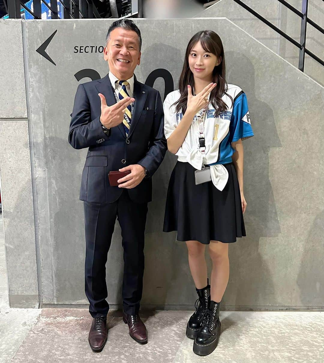 牧野真莉愛さんのインスタグラム写真 - (牧野真莉愛Instagram)「♡ ♡ 小村勝球団社長に会えました💕💕 「今日、社長スーツですね❣️しかも運動靴じゃない❣️❣️」byまりあ🐰つづく 🎀 ママ友がくれたガチャガチャのコイン🪙🪙 いっぱい種類あって迷った🐰まりあ 撮影📸姉  ✨FIGHTERS FINAL GAMES 2023✨ 北海道日本ハムファイターズVS.千葉ロッテマリーンズ エスコンフィールドHOKKAIDOへ行きました🐻2023.9.28  🐻🐻🐿🦊  私は『北海道日本ハムファイターズ』が大好きです❤️ 北海道日本ハムファイターズの本拠地、『エスコンフィールドHOKKAIDO』が大好きです❤️❤️❤️ ♡ ♡  #小村勝 球団社長💖 #LOVE新庄 ❤️ #北海道日本ハムファイターズ 🐻🐻🐿🦊 #lovefighters  #GAORA ✨ #モーニング娘23 #牧野真莉愛」9月29日 22時22分 - maria_makino.official