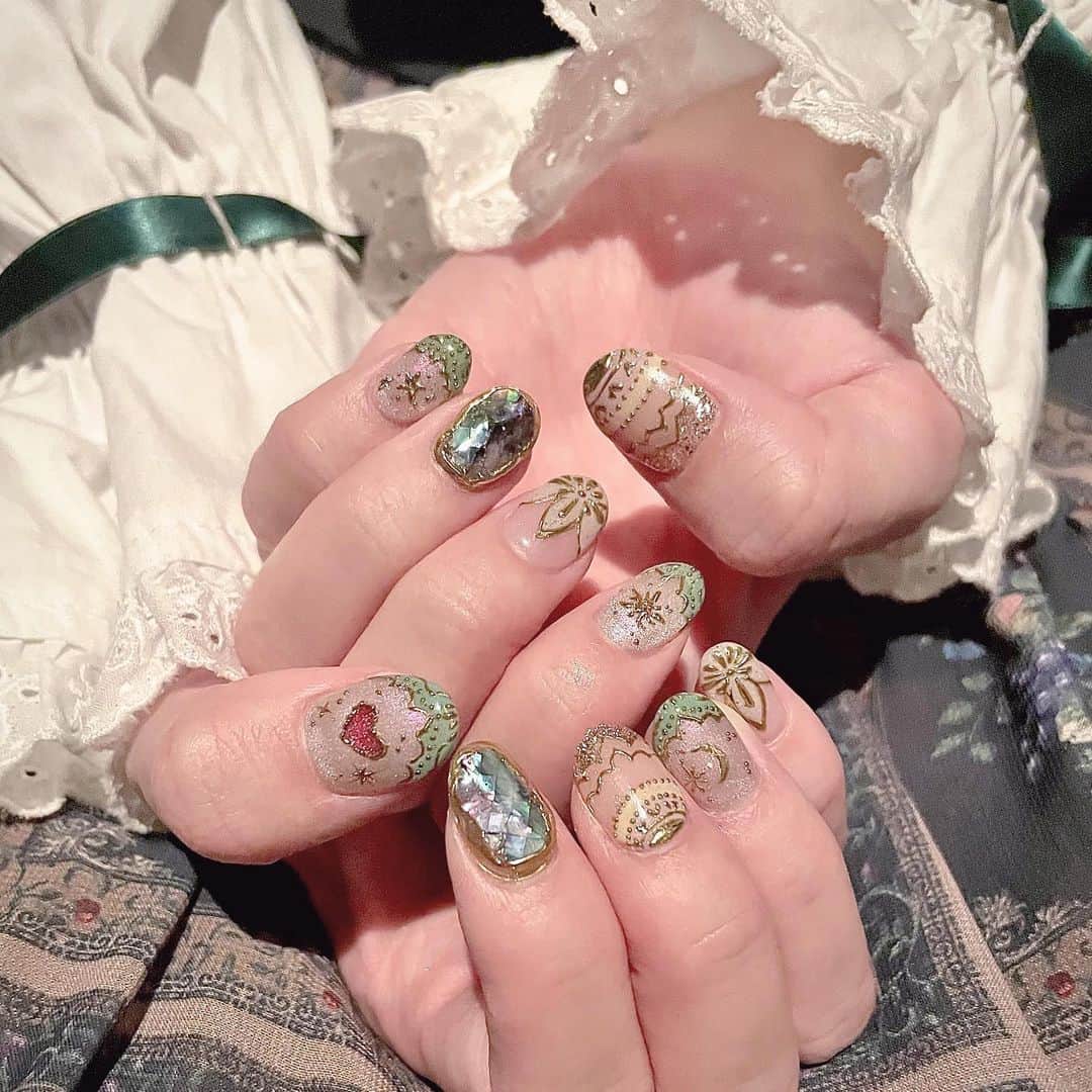 のインスタグラム：「衣装に合わせたこだわりネイル🌙💚  こんなに細かいデザインのネイルはじめてしたので感動した…！🥺」