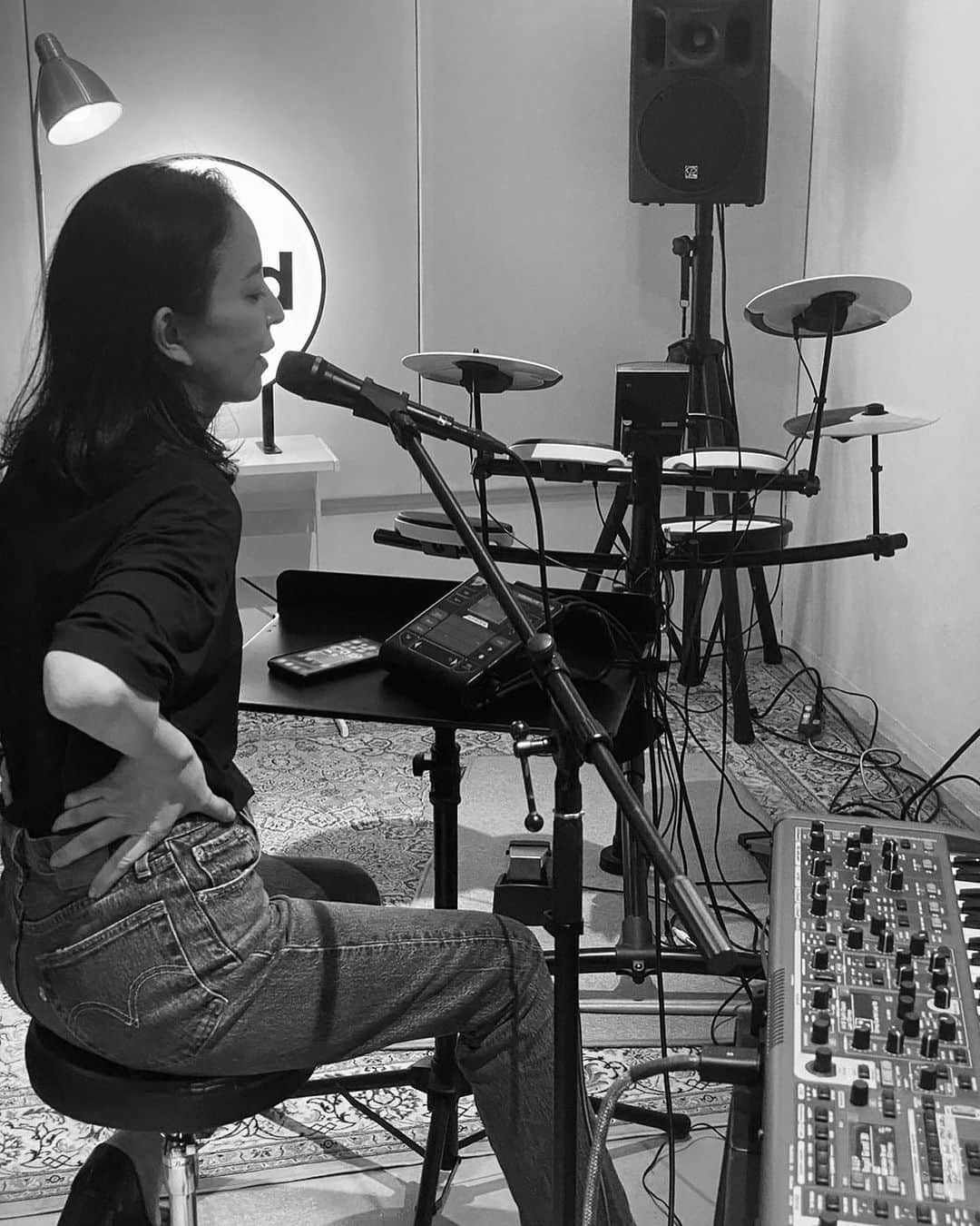 紺野千春さんのインスタグラム写真 - (紺野千春Instagram)「12月のミニLiveを目標に @shibasakimod のオーナーでもあり、soloプロジェクトでお世話になっている音楽家の @masayukinakazato さんのお力を借りてリハを開始しました！ mod は一階はカフェBAR、2階はスタジオ&イベントスペースで、なにより機材が充実していて居心地の良い空間です。 お近くにいらした際には是非ふわっと立ち寄ってみてください！映画をモチーフにしたお洒落なオリジナルcocktailも沢山あります☺︎ #cafe #cafebar #studio #iventspace #shibasakimod」9月29日 22時22分 - konnochiharu