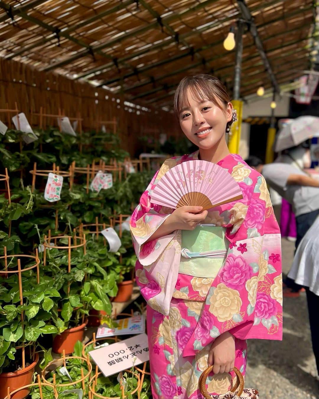 真衣ひなののインスタグラム：「十五夜🎑 夏にしがみつくのはこれぐらいにして 来たる秋に期待を寄せる今夜は中秋の名月‥ 月光浴でハッピーパワーチャージ🌕🪄 . ピンクの浴衣に薄緑の帯と帯締めの合わせが 「ちょっとおてんばで良いんじゃない😋？」 と、今夏お気に入り和装コーデになりました。  歳月ひとを待たず、髪 伸びて 朝のゆとりは三面鏡に盗られています。 . #秋風ほのかに #中秋の名月 #月に何を想う」