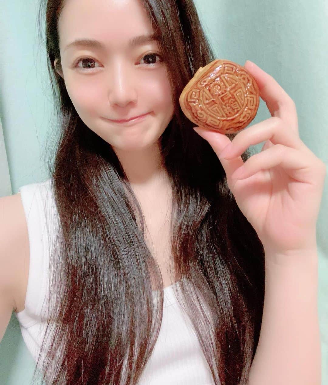 山口愛実のインスタグラム：「#中秋節快樂　#해피추석 本來很期待買月餅吃的，但是一回來就變形了 東京的天空雖然有點陰，但是月亮很美🌕 祝大家中秋佳節快樂🐰  中秋の名月で満月なのは次は7年後だそう お月さまみながら月餅食べようと思ってコンビニで買って帰ったらへちゃけてた！けど味は美味しかったです🥮 曇り空から合間合間にのぞく満月は恥ずかしいがり屋の女神のようでさらに美しく感じました✨月の美しさに反して私が風呂上がりスッピンぼさぼさなのはご容赦ください😆」