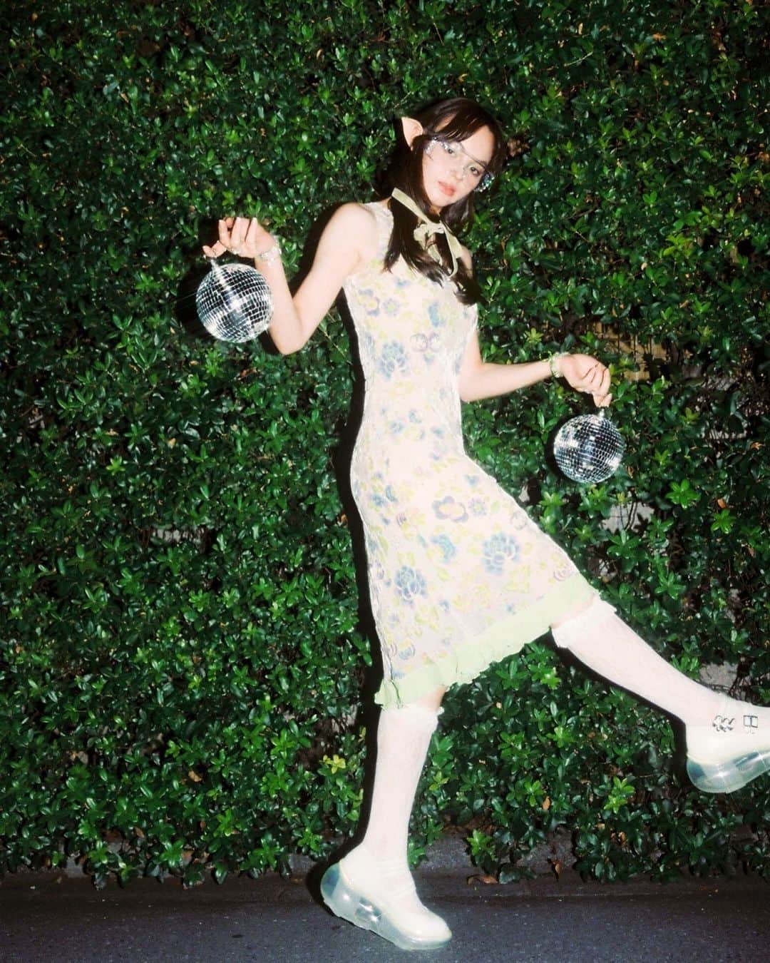 のインスタグラム：「🧝‍♀️🪩🌲🪨」