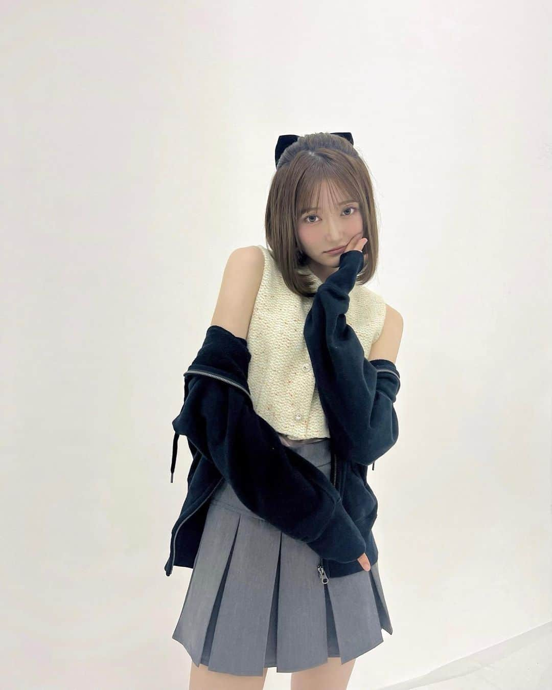 石綿日向子のインスタグラム：「🪞🕯️ 私服！夏服ばいばいだね〜 冬服も楽しみ🥺⛄️  今夜バズリズム見てね〜📺  best @horimiona_official  @mimichaton_official  skirt @epineofficial」