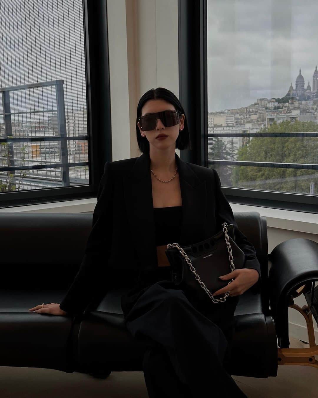 のインスタグラム：「See u tomorrow 😎🖤  #McQueenSS24 @alexandermcqueen」