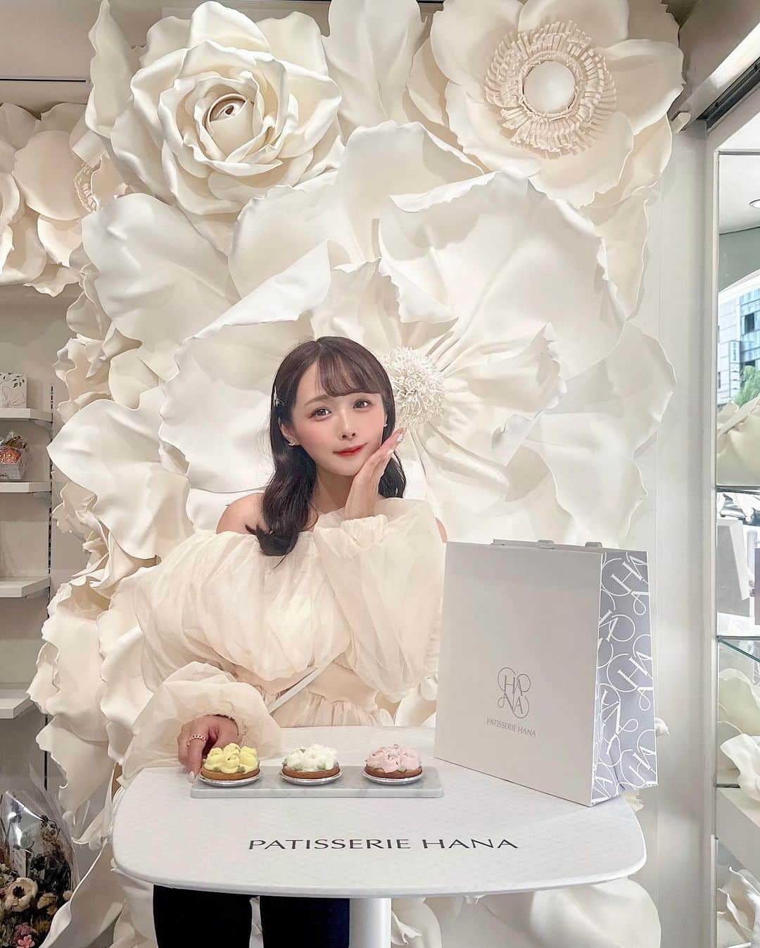 のインスタグラム：「. 9/25に銀座にオープンしたばかりの @patisserie_hana2023 🍰💐 . . . 可愛すぎる、、！！！ テイクアウト専門店なんだけど ここのテーブルだけ撮影用に使えたよ🤍 お家でケーキ食べたんだけど 美味しすぎてお土産にも最適🥹💞 . . . 入口も豪華でたくさんの方が来店してて すでに大人気にケーキ屋さんでした♡ . . . 👗トップス　@shein_japan . 👗デニム　@epineofficial . 👜バッグ　@miumiu . 🩰シューズ　@esperanza_official . . . . #銀座カフェ #有楽町カフェ #東京カフェ #カフェ巡り #shein購入品 #sheingals #epine #エピヌ #miumiu」