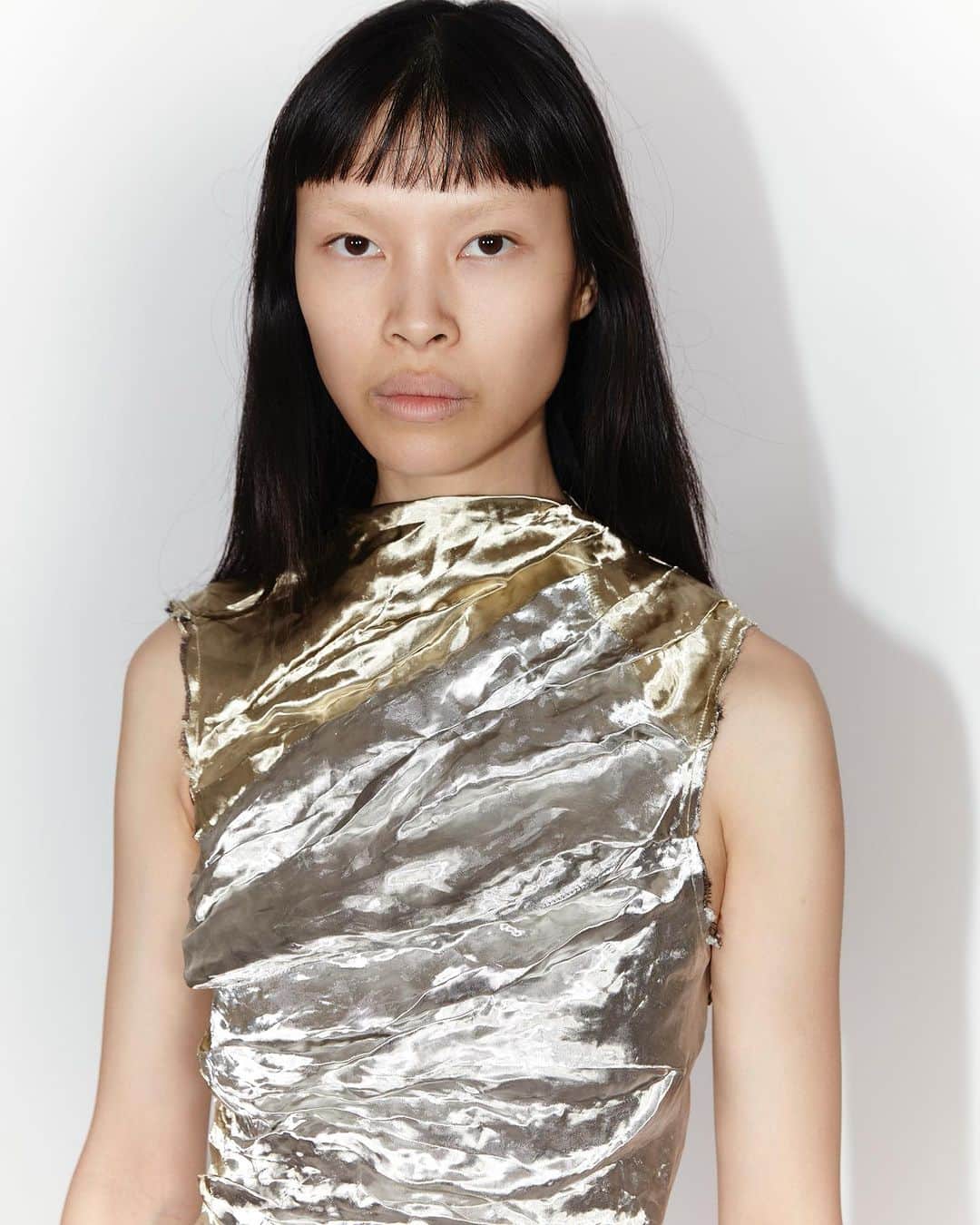 プロエンザスクーラーのインスタグラム：「Fall 2023: Crushed Metal Dress   Discover now at proenzaschouler.com  #proenzaschouler」