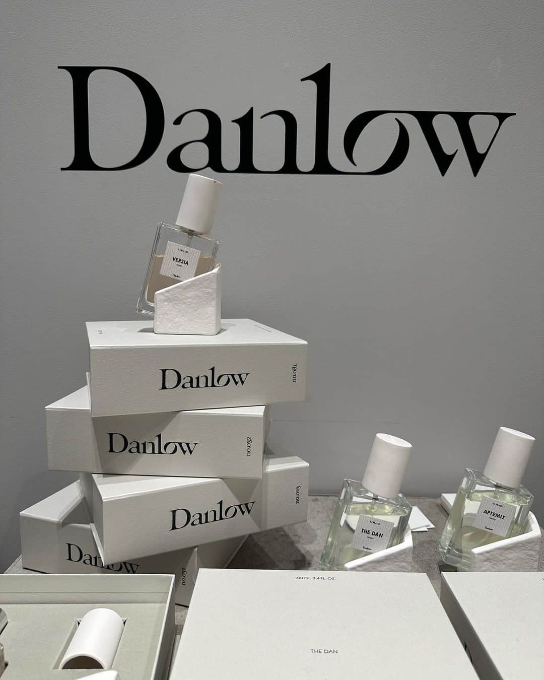 井深克彦のインスタグラム：「. 🕯️ @danlow.jp   新しく発売する香りの LIZAのディフューザーと ずっと使ってるMUKを購入🪐  #danlow #ダンロウ #fragrance #roomfragrance #パロサント #パロサントスティック #candle #キャンドル #きゃんどるのある暮らし」