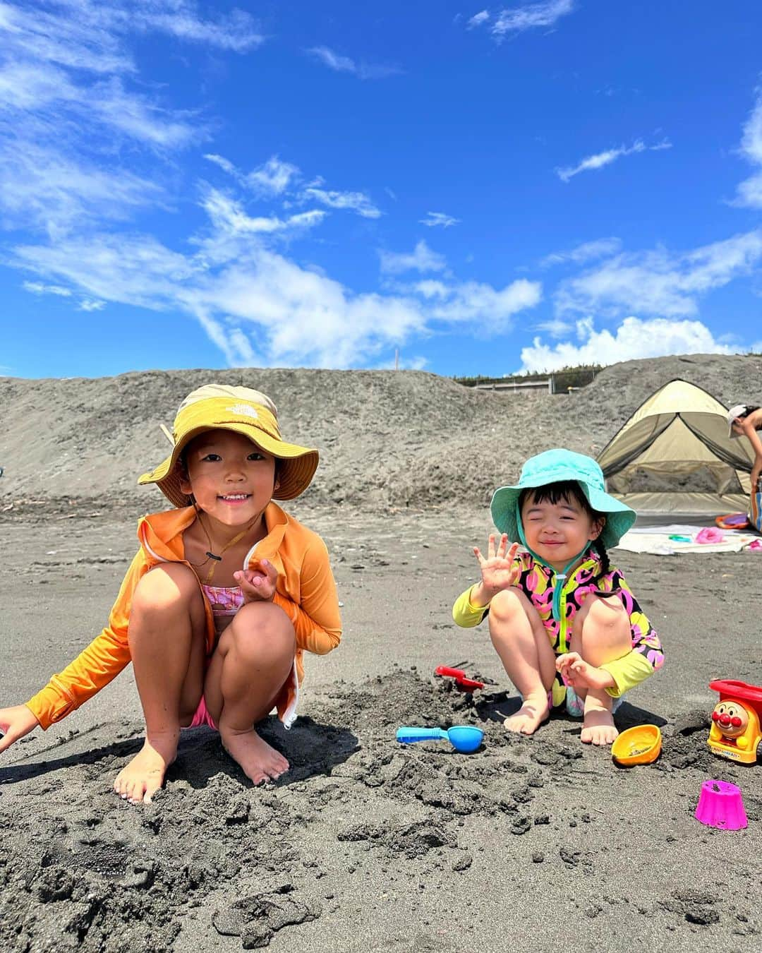 漆川由佳のインスタグラム：「宮田家にお泊まりして花火大会と海🌟🌟🌟最初泣いたけど今年は砂遊びと石集めで楽しく遊べて良かった💖 宮田家ありがとう🥰🙏🏻✨」