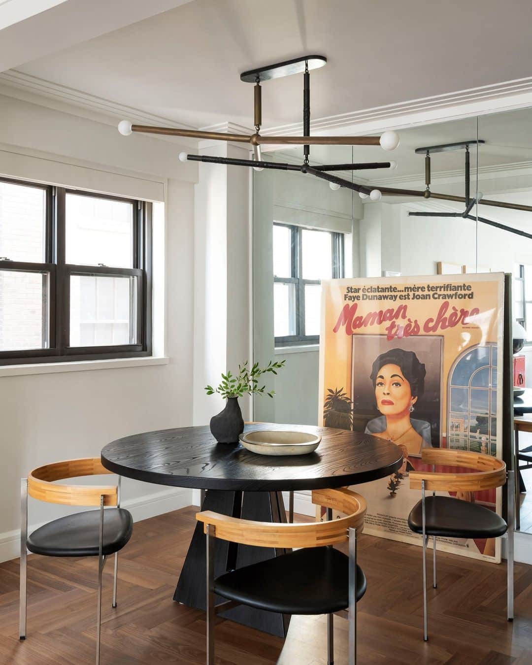 のインスタグラム：「If you’re looking to make an impact in your small apartment, then take a page from New York firm Studio DB's (@studio_db) book: select smaller moments that can be transformed into bigger statements. That was the case in this New York apartment, which hadn’t been touched since the 1950s. Here, a compact dining nook was transformed into a moment of glamour with a mirrored wall, an @apparatusstudio table, a trio Poul Kjaerholm chairs, and a vintage movie poster.   Click the link in bio to tour the rest of this art-filled “forever home.” Written by @sean_santiago. Photographed by Matthew Williams.」