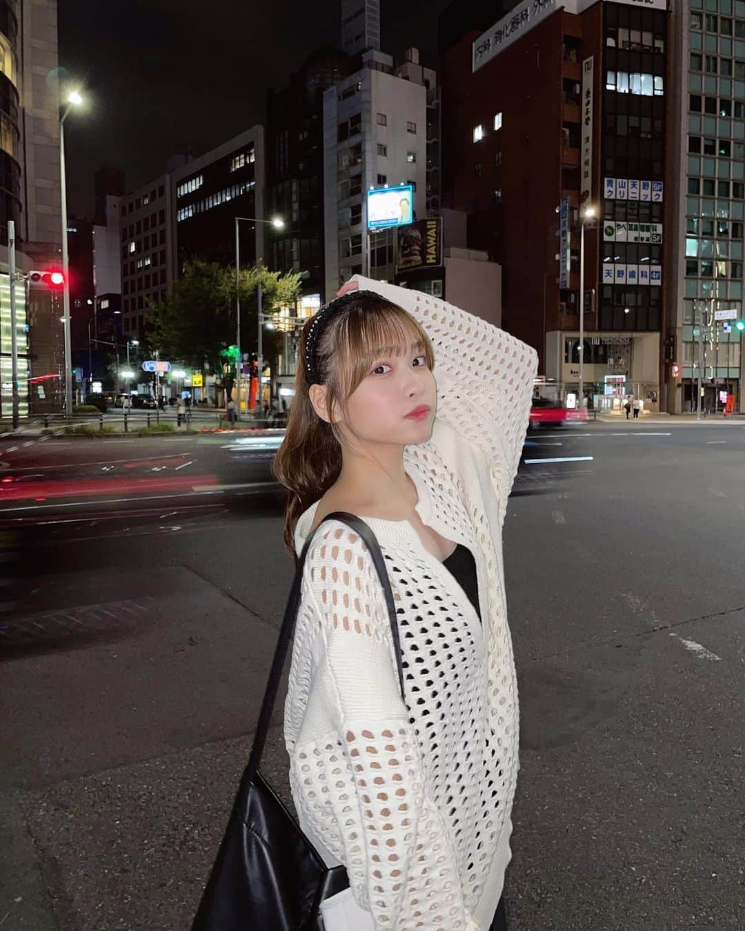 中村果蓮のインスタグラム：「久しぶりにフラッシュたいて撮った🌃📸おやすみ！ ・ ・ #表参道  #フラッシュ  #スマホ写真  #秋服 #ポニーテール  #ヘアアレンジ  #巻き髪  #ロングヘア  #夜景  #omotesando  #shibuya #Japan」