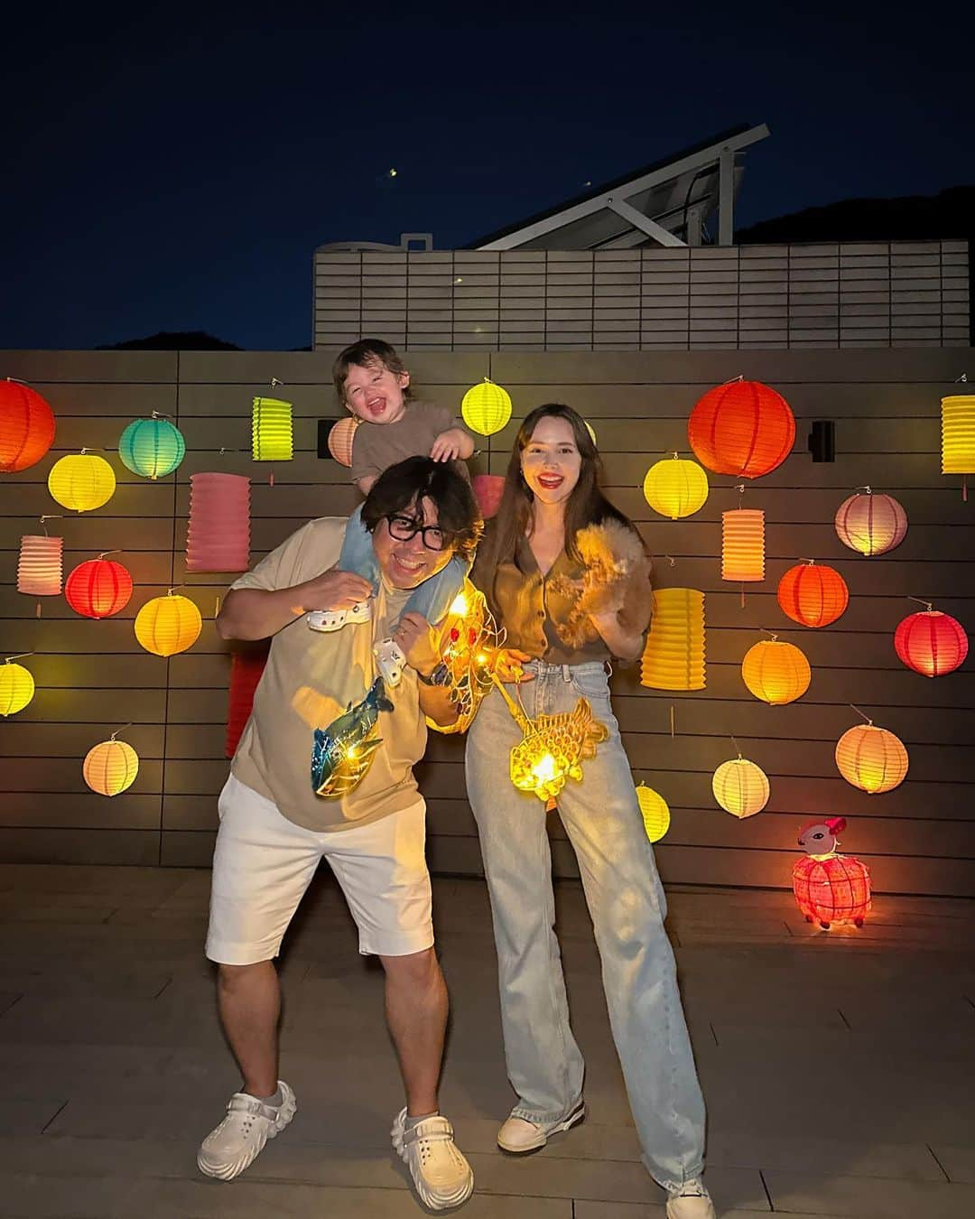 テイラーRのインスタグラム：「中秋節快樂 🫶🏻  Happy Mid-Autumn festival from Hong Kong 🏮🥮✨」