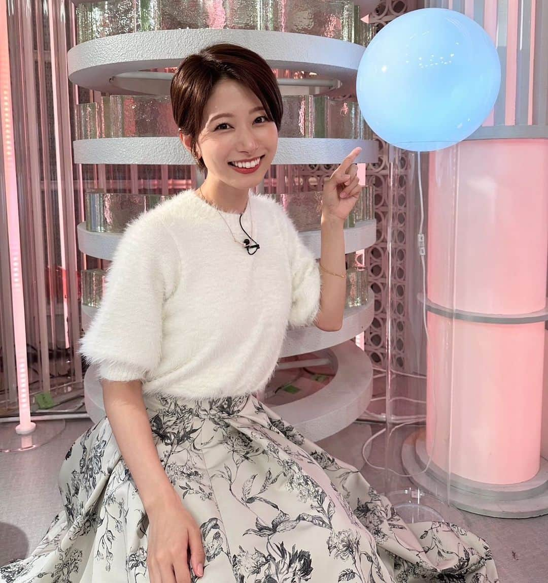 フジテレビ「THE NEWS α」のインスタグラム：「. 今夜は中秋の名月が見られるところが多いそうです🌝  スタジオの満月みたいな照明を見つけました😆  今夜は24:10〜お伝えします。 ぜひお付き合いください✨  きょうのコメンテーター #松江英夫 さん @hideo_matsue   #livenewsα #ライブニュースα #フジテレビ #fujitv #ニュース #堤礼実 #海老原優香 #今湊敬樹 #上中勇樹 #松﨑涼佳」