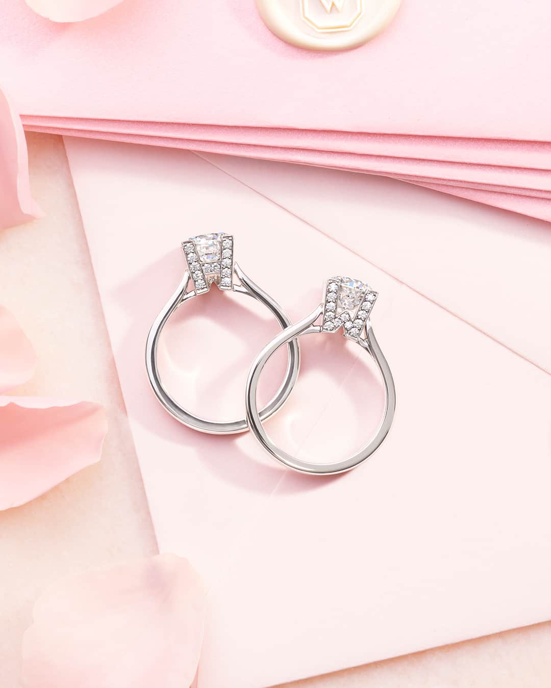 ハリー・ウィンストンのインスタグラム：「Like two souls united together forever, a pair of HW Logo Round Brilliant Diamond Micropavé Engagement Rings beautifully capture your once-in-a-lifetime bond. Tap the link in bio to offer your beloved this striking design. #HarryWinston #BrilliantlyInLove」