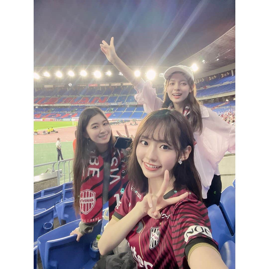 八伏紗世さんのインスタグラム写真 - (八伏紗世Instagram)「日産スタジアムで現地観戦⚽️❣️ 横浜F•マリノス vs ヴィッセル神戸 最後まで激アツの試合でした🔥  前半！大迫選手の痺れるPK！ゴール！ 武藤選手のヘディング追加点✨  全員がもうほんっと 全力で走ってて😭 心打たれる試合でした🥹✨✨❣️  初瀬選手心配すぎる、、 アシストめちゃくちゃ上手くて もうチームに居なきゃならない存在だから初瀬選手が居ない試合は少し不安です🥺 早く良くなりますように✨  ヒヤヒヤする場面も 前川選手の神セーブで何度も救われたし扇原選手と山口蛍選手がマッチしすぎてて最高だった！！！！  誰1人欠けてはいけない！ みんな一人一人最高のプレーで 私も観ていて凄く力が入りました！  両選手とも全力で戦う姿 とてもかっこよかったです！ 勝利の歌も一緒に歌えて嬉しかった🥰  現地での勝利✨最高でした🥹❤️‍🔥  #vissel#fmarinos #日産スタジアム#j撮り」9月29日 22時42分 - yabusaya0928