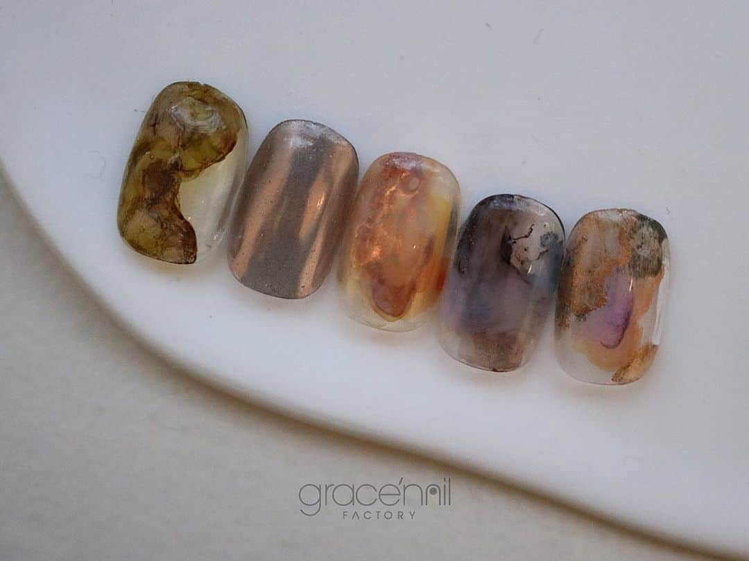 のインスタグラム：「new  design by @gracenailfactory_kanon   ______________________ 《grace'nail factoryのこだわり》  ✔︎design policy ネイルは一番身近な芸術 お客様の満足、感動、好奇心を満たす、オリジナルアートのクリエイションにつとめております  ✔︎育爪policy お爪本来の力を育つよう 丁寧なケア、爪質改善のためのアプローチを行なっています  ・アセトン不使用（当店オフの場合」 ・フィルイン ・ウォーターケア付き ・お爪周りの角質ケア  お爪の健康を大切にしていきたい方 、爪質改善を求めている方、ジェルネイルの持ちを良くしたい方に 喜ばれています  ✔︎おもてなしpolicy お客様が【ここへ来たら元気になれる】と喜んでいただけるような〝心〟ある空間づくりを大切にしています  ✔︎エシカルへの取り組み 人への影響だけではなく、地球環境に配慮した良質な商材選びにこだわっています  ——  @gracenailfactory   大阪市西区南堀江1-21-9 南堀江ビル2階  ☞堀江公園のすぐそば ☞レンガ色の入り口  定休日/木曜日 平日10:00-18:30（最終受付） 土日祝11:00-18:30（最終受付）  #堀江ネイル　#マグネットネイル大阪 #大阪ネイルサロン #ウォーターケアのあるサロン  #育爪ネイルサロン  #フィルイン大阪 #個性派ネイル大阪 #カジュアルネイル大阪 #南堀江ネイルサロン #堀江ネイル #ニュアンスネイル大阪  #フットネイル大阪 #インクアート大阪  #ミラーネイル #大人カジュアルネイル #ネイリスト採用大阪 #巻き爪ケア大阪 #네일 #泡ネイル #バブルネイル #ネイリスト求人大阪 #秋ネイル #nail」