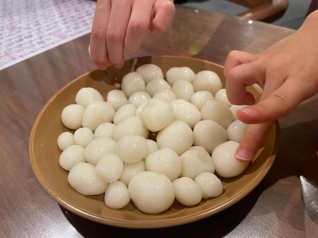 小脇美里のインスタグラム：「・ お団子🍡こねこね。  今日は #十五夜🎑  大きさがバラバラなのも、またかわいい🌕🌝🌕」