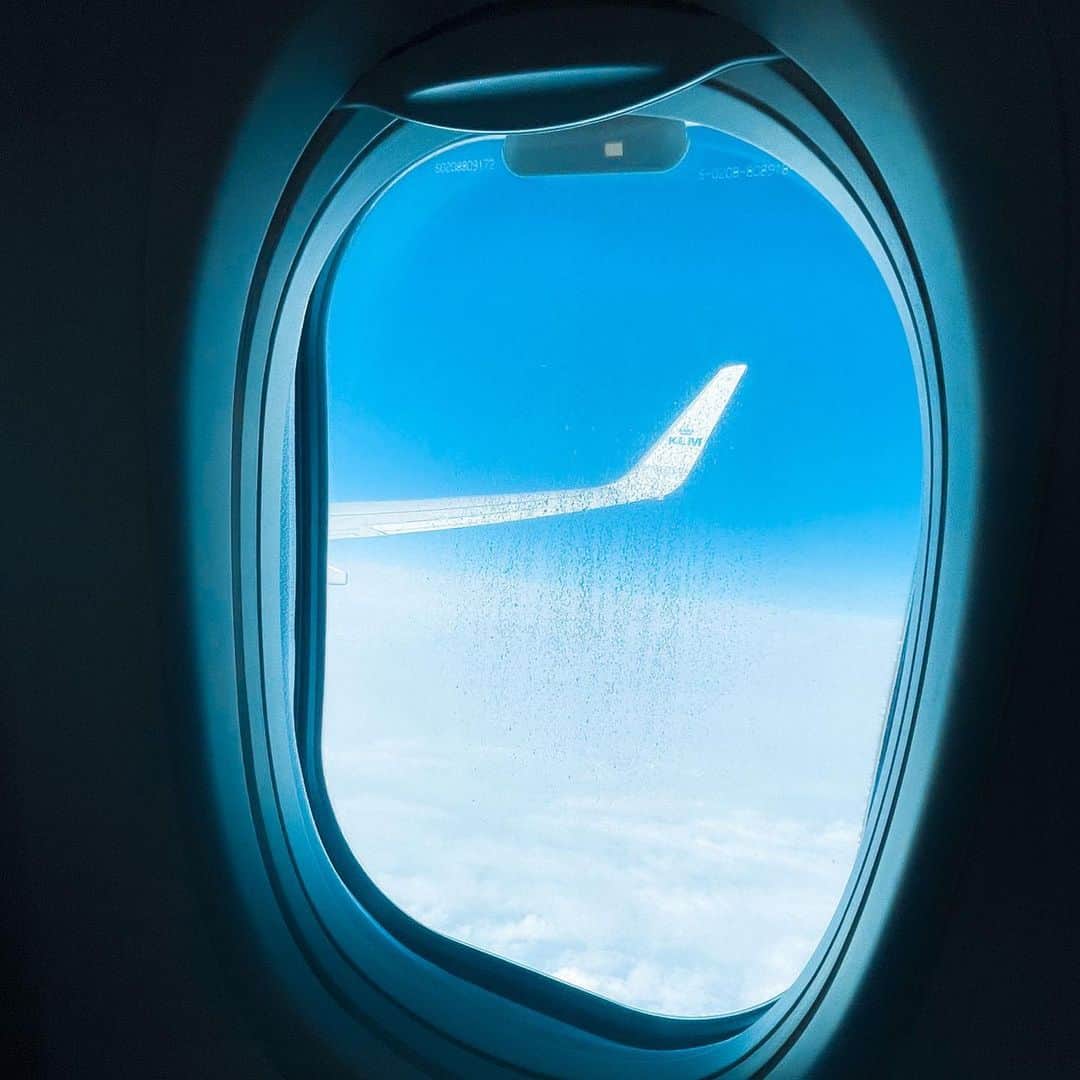 KLMオランダ航空のインスタグラム：「Blue skies and travel vibes ✨✈️   📸: @chinafabulous   #klm #royaldutchairlines #window #wing #avgeek」