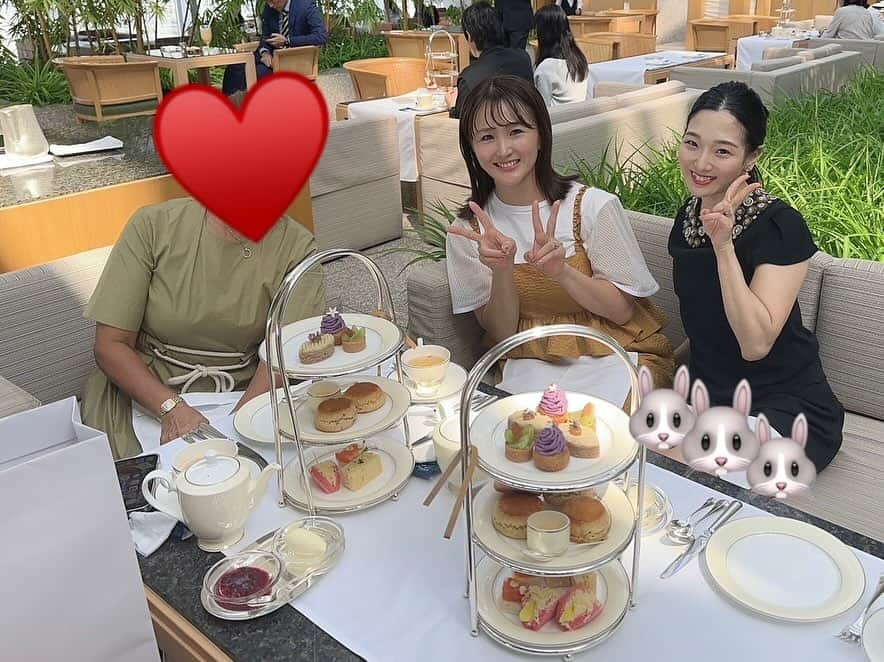 花音舞のインスタグラム：「🫖🍰🐇  幸せ時間💛 れーれ（#すみれ乃麗 ちゃん）とは月1ぐらいで会えてるのかな?🤭 れーれは今も変わらず美しく可愛くて、色々美容についても聞いたよ✨ 大好きなメンバーでのアフタヌーンティー会💕 宝塚話でも盛り上がったり、オフの話で盛り上がったり✨  結婚のお祝いまでして頂きました…🥹✨ 幸せすぎる🥹🥹🥹  話し足りないのでまた集まります笑  #アフタヌーンティー #ヌン活  #大好き #また会おうね ♡」