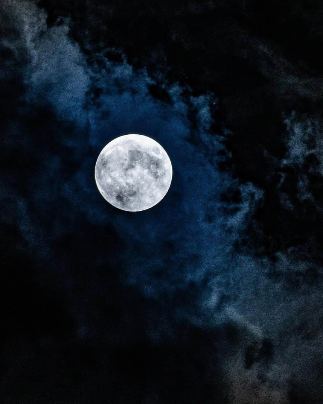 丸山智己のインスタグラム：「実家のお茶の間から見えた 中秋の名月  #中秋の名月 #fullmoon  #naganoprefecture  #photography  #fullmoonphotography  #moonphotography」