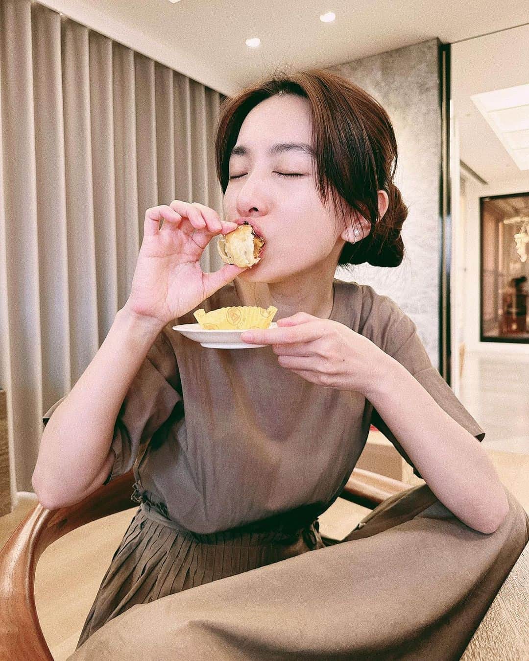 ヒビ・ティエンのインスタグラム：「🟠🟡⚪️ 蛋黃酥鑑定大師祝福大家中秋佳節快樂 💛  #團圓吃圓圓 #中秋節快樂」