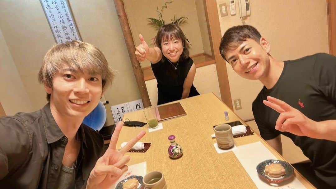 鮎川太陽のインスタグラム：「昨日は金八先生で共演したウガとソンに会ってきました！ 懐かしかった。あれから18年か…  みんな大人になり、それぞれの道で頑張ってる。 慶翔くんは議員、ウガはお店を営んだり、すごいことだね。  会えてよかった！他のみんなにも会いたいな〜」