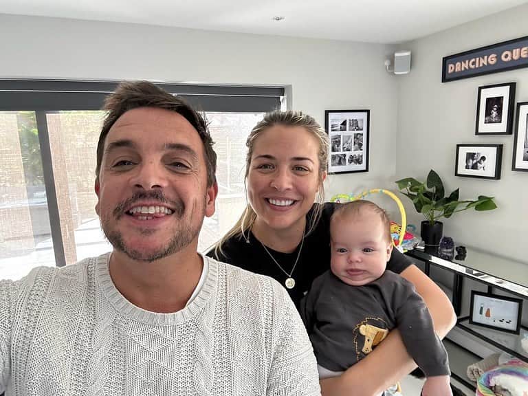 ジェマ・アトキンソンのインスタグラム：「When Thiago met Toolan!  Tools came round today and he gently leaned over the sleeping beauty to a welcoming sound of wet fart 🤦🏼‍♀️😂  As usual Tools ate half the contents in the fridge and left with more food boxed up for his tea. Someone’s gotta look after him! 🙄😂@miketoolan」