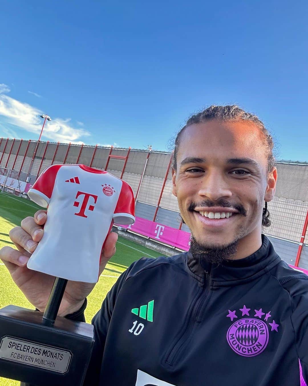 のインスタグラム：「Congrats, @leroysane! 🏆🤳  🗳️ Your #FCBayern 𝗣𝗹𝗮𝘆𝗲𝗿 𝗼𝗳 𝘁𝗵𝗲 𝗠𝗼𝗻𝘁𝗵 in August 2023.  #MiaSanMia #Sané」