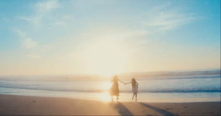 重盛さと美のインスタグラム：「「LAST2」MV公開されました🎬✨ 友達のリアルな失恋ソング。 超特大の大失恋です☺️ もはや事件です。😌（笑）  希帆ちゃんのインスタを読んで、 ウルっと胸が熱くなったので、 私も私目線で今回の出来事について書いてみようと思います📝✨  実は2年前の今頃、 めちゃくちゃ友達に嫌われていました。🤣 理由は友達の彼をボロカスにディスっていたからです。😗  毎回友達から嫌な顔をされ同じ部屋にいてもシカトされる😗 なかなか心が折れそうで気まずく、ツライ、 とっても体力のいるディス期間でした💪😆（笑）  もう、ほっといた方が楽だしいいのかなと何度も考えましたが、 何度考えても何度考えても いや。嫌われるまで止め続けよう。 絶対5年後10年後20年後あの時止めてくれてありがとう。って思ってもらえる と信じて。 (ってかこれで一生嫌ったり恨んだりする友達ならこっちがいらねぇ！)精神で、何度も自分を奮い立たせディスり続けました💪🙂✨（笑）  今思い出しても友達から頂いたパワーワード達が心にシミます🤲☺️🗡️✨（涙）（笑）  でも、 そのくらい、 好きになって、 信じたかったんだと思います。  辛かったと思います。  どんどん痩せていくやつれていく友達は今どんなに辛いんだろう。 そしてこの先もっとくる辛さに耐えられるのかな。 と思いました。  いつでもすぐ戻ってこれるように 友達がSOSが出せるように  大事に思ってる事、おかしいと思う事、を言い続け、聞き続けました。  ある日、 泣きながら「ツライ」と言ってきました。 「助けてほしい」と言ってくれました。  はい！もちろんです！  そこから、 とてつもない戦いと看病とたくさん勉強になる事がありました。（笑） 全てを捨ててかけて飲み込んでなんとか今 友達は隣で笑っています。 いや、まだたまに泣いてはいますが（笑） 生きていてくれています✨  そして私は感情が120%を超えたら曲を産む癖があります。(爆笑)  友達の気持ちをずーっと考えていたら、 友達が自分に乗り移ってきて本当に自分の出来事かのように歌詞とメロディが出てきました。🤣😂（笑）  私の恋愛の曲を聞いた事がある人は分かると思うんですが、 本来ならこんな弱りまくった曲は書きたくないし歌いたくないです。（笑）  でもできてしまったのでどうしようかなぁと悩んでいた時に、、、  友達から、 この経験と気持ちを曲にしてほしい。 もし同じ経験をした人してる人がいたら気持ち分かるよって伝えたい。 それでも今生きてなんとか笑えてるよって伝えたい😭 と言われました。🤩🥳🎉  あるよ！ と即納品しました👍 🎉（笑）  「LAST2 」 いつの間にかこの曲を2人でLAST2って呼んでたので、 意味わかんないけどLAST2でいいね！ってなりました。 いや、もちろん意味はありますが、 説明が難しいので（笑） 本当の最後、終わり、が2回あったって感じでうっすらお伝えしときます😂😂👍✨ あとは曲の1番最後の歌詞を聞いてくれたらきっと全てが分かると思います🙏👼🏻（笑）  本人じゃない私が聞いても当時を思い出してbadに入ってしまう曲なので、 (本人は100回聞いても100回大泣きです😂) 気をつけて聞いてください🙏☺️  いつもアホそうな、 アホだけど、笑ってるだけのうちらに見えて、 たまに喧嘩もするし気まずい時もあるし落ち込むし絶望の真っ只中にいる時もあります😌（笑）  この曲で同じ気持ちの人に寄り添えたらと思います。  ゼロになる事でまた1を見つける事もできます。  また笑える日がくると思います。  きます。  もしゼロになるのがこわかったら、 友達や家族にこわいって言ってみてください。 たくさん頼ってたくさん泣いてみて甘えてください。  そして、 もし友達がそうなった時は、 全力で側にいて、全力でディスってみてください👍🤝💪✨（笑）  15年の友達でもぽっと出の白馬の王子様には負けます。☺️ ただ、 最後に残るのは本当にあなたを愛している人だと思います✨  私はあなたが生きて笑ってくれている事が私のしあわせです。  生きてくれてありがとう🤝👍💪✨  そして、 生まれてきてくれてありがとう✨ HAPPY BIRTHDAY💕💕🎉 うんこ✌️💩」
