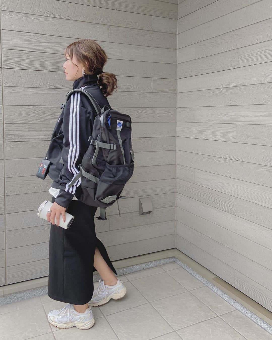 のインスタグラム：「\デイリーからハイキングまで/#PR @madden_jpn のBear Peak MDNM-04🖤  多種多様なポケットで収納力抜群🌟 強度と撥水を持たせた高密度600 デニールポリエステルを使用し、軽量で丈夫◎ メッシュポケットとサイドポケットはさっと取り出しやすく、ペットボトルを入れたりとっても便利✨✨  タブレットを収納できるソフトポケットもあるので通勤通学にもオススメ💛  詳しくはストーリーからチェックしてみて下さい🏷 . . . . bag/ @madden_jpn  tops/ @adidasoriginals #adidas  skirt/ @grshimamura  shoes/ @newbalance  . . . . #MADDEN#メデン#BEARPEAK#OUTDOOR #ママコーデ#ママファッション#大人カジュアル#カジュアルコーデ#シンプルコーデ#モノトーンコーデ#ootd#outfit#locari#partegram #プチプラコーデ#40代コーデ#30代コーデ#大人女子#インスタ映え#韓国ファッション#レディースファッション#プチプラ#プチプラファッション#大人女子#ミリタリーコーデ #レーススカート#ロングスカート」
