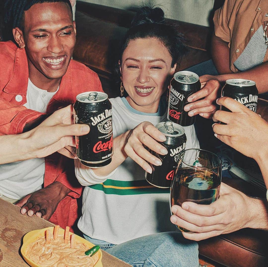 ジャックダニエルのインスタグラム：「To old friends and new ones. #JackandCoke」