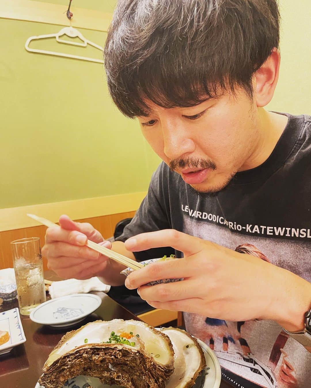 長谷川惠一のインスタグラム：「岩牡蠣タイム🦪  美味い🥹  皆さんの秋のおすすめ教えてほしい😋  #もぐもぐタイム  #岩牡蠣  #美味しい時はこういう顔になるよね  #食べることが趣味  #タイタニック  #tシャツ可愛い」