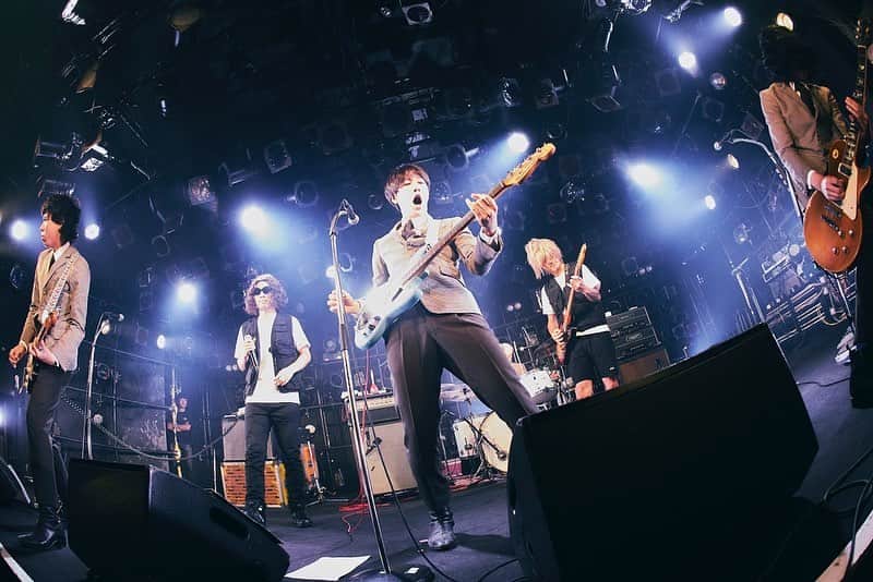 じゅんぺいのインスタグラム：「・ ・ THE BAWDIES✖️ジャルジャル  『LAUGH 'n' ROLL TOUR ～ロックンロールとコント混ぜる奴～』  しっかり混ざりました！  舞台袖でBAWDIESの演奏が観られるという贅沢。  BAWDIESとジャルジャルは相性がいいようです❤️  また混ざり合おうね❤️  ※ぴあさんから画像を頂戴しました🙇」