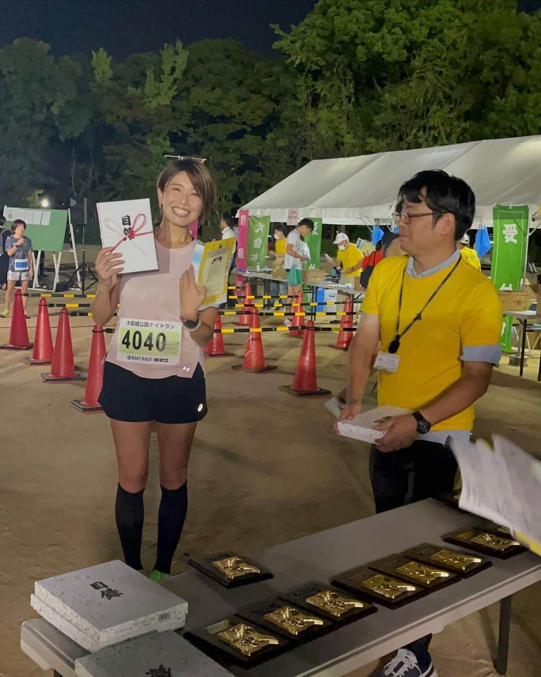 きゃっするひとみーさんのインスタグラム写真 - (きゃっするひとみーInstagram)「#大阪城公園ナイトラン が帰ってきたよー😭😭😭😂 ▶️大阪城で夜に大会色々ありますが、スポニチ主催の大阪城公園ナイトランは四年ぶりの開催です！😭  pic9枚目が、産後にランニングの練習を、し始めて初めて出たナイトランの10kmの部のゴール写真。 実に2017年の話。笑  2019年、私のハーフ、フル、10kも全てベスト出た時は毎月夏の夜にこの大会に出て強くなれた。  4年ぶりに一回だけやけど帰ってくるよー！と聞いてずっと楽しみにしてました😭  コースは大幅に変わってしまってますが、ボランティアや大会運営の方々、スタートからゴールまですべてがスムーズなこの大会。  平日夜で700人近くが走ったってすごいな😭✨  5kmの一部で2位でした🥈 4:20で押せるかと思ったけど全く無理ですね😇笑 でも完走証が6年前と変わってないの何気に嬉しいなぁ😭  デッドヒートした3位の子が福井出身！ふくい桜マラソンで会えるのが楽しみすぎる😭  めっちゃしんどいけど、体一つに精神力で戦う。 走ることがやっぱり好きだ😭😭  明日は大阪ランナーズトライアルMCからのPBアシストハーフマラソン練習会🏃‍♀️  明後日はNBGO大阪のスタート！🏃‍♀️  自分自身もパワーアップしながら、ランナーさんの背中の後押しもしたい🏃‍♀️✨  頑張るって、走るってしんどいからこそ応援したい！✨  走りたくなった皆様！ 全国のマラソン大会で待ってますよー！！！！ エントリーできる大会だけ書いてます！❤️  帰りは寄り道して🤍 @stagra_curry のカレーと @shukujitsu_bakushu でクラフトビールを🤍  ⬇️🏃‍♀️🤍🤍🤍  📖ランナーズ📖 #お城マラソン #日本全国お城マラソンを走ろう  も要チェッッック！！☝️❤️❤️  10/7 アルペン東京で一日店員します！ 10/8 #PBアシストハーフマラソン東京　MCします！ 10/21 #PBアシストハーフマラソン大阪　MCします！ 10/22福山ハロウィンマラソン　走ります！ 11/4 スポーツデポmozoワンダーシティで一日店員します！ 11/5四日市リレーマラソン　MCします！ 11/11 岐阜城あたりでイベントします！！ 11/12 #PBアシストハーフマラソン名古屋　MCします！ 11/19 #あべのハルカス階段マラソン　登ります！ 11/23 #福知山マラソン　走ります！ 12/3 #小野ハーフマラソン　走ります！ 12/10 #紀美野ふれあいマラソン　走ります！ 3/3 #丹波篠山マラソン　走ります！ 3/10 #名古屋ウィメンズマラソン　走ります！ 3/31 #ふくい桜マラソン」9月29日 22時41分 - takaxjumppp