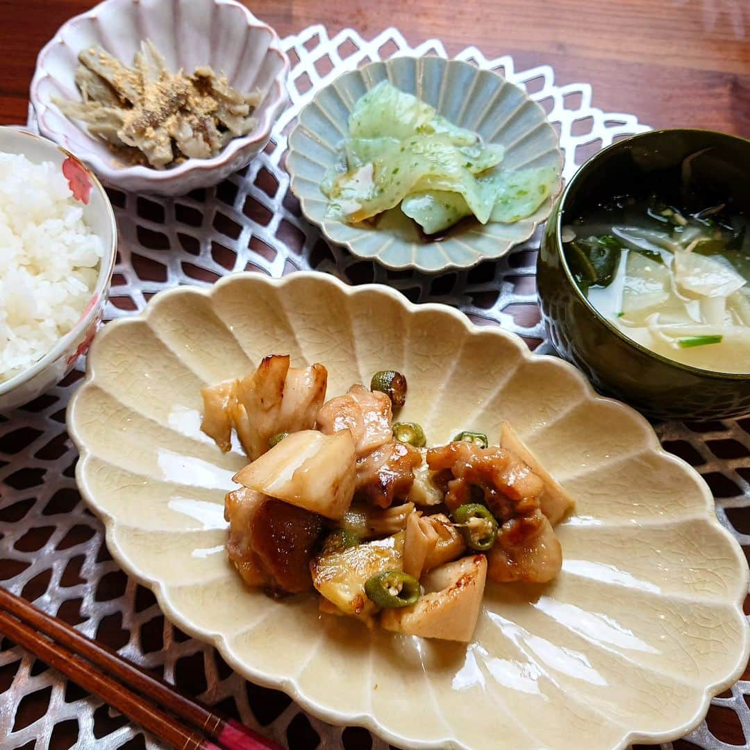 佐藤実絵子のインスタグラム：「ごはんのきろく🍚♥  #オレンジページcooking のレシピ、めちゃめちゃ作ってるのに全然載せられて無くて、もう11月には冬号出ちゃう😂と焦って載せてます笑  🍁鶏肉✕れんこんのバターじょうゆ炒め 🍁ごぼうの柔らかナムル  バターじょうゆはメジャーな味付けだけどこういう炒め物にあんまやらないよね！もぅとろける美味しさ！そして簡単！  ごぼうのナムル、#藤井恵 さんの「くたくた野菜」の特集で、まずごぼうをくたくたになるまで煮るんだけど、「鍋についたごぼうの糖分を手でこそげとる」という普通のレシピではまずお目にかからない工程に、気になるぅ😍😍😍  と思ったんだけど、子供がぐずってるうちに鍋焦がして😂幸い焦げは取れて美味しく出来たんだけど、あの焦げこそ糖分と思うと、次こそはもっと美味しく作りたい！！  でも普段ごぼうを食べてくれない２歳の娘ももりもり食べたよ😳  #cookingアンバサダー #アンバサダー #オレンジページ  #みえこごはん #ふたりごはん #おうちごはん #おうちごはんlover #しあわせごはん #家庭料理 #献立 #デリスタグラム #デリスタグラマー #てづくりごはん365 #フーディーテーブル #うつわ好き #lovefood #foodstagram #japanesefoods」