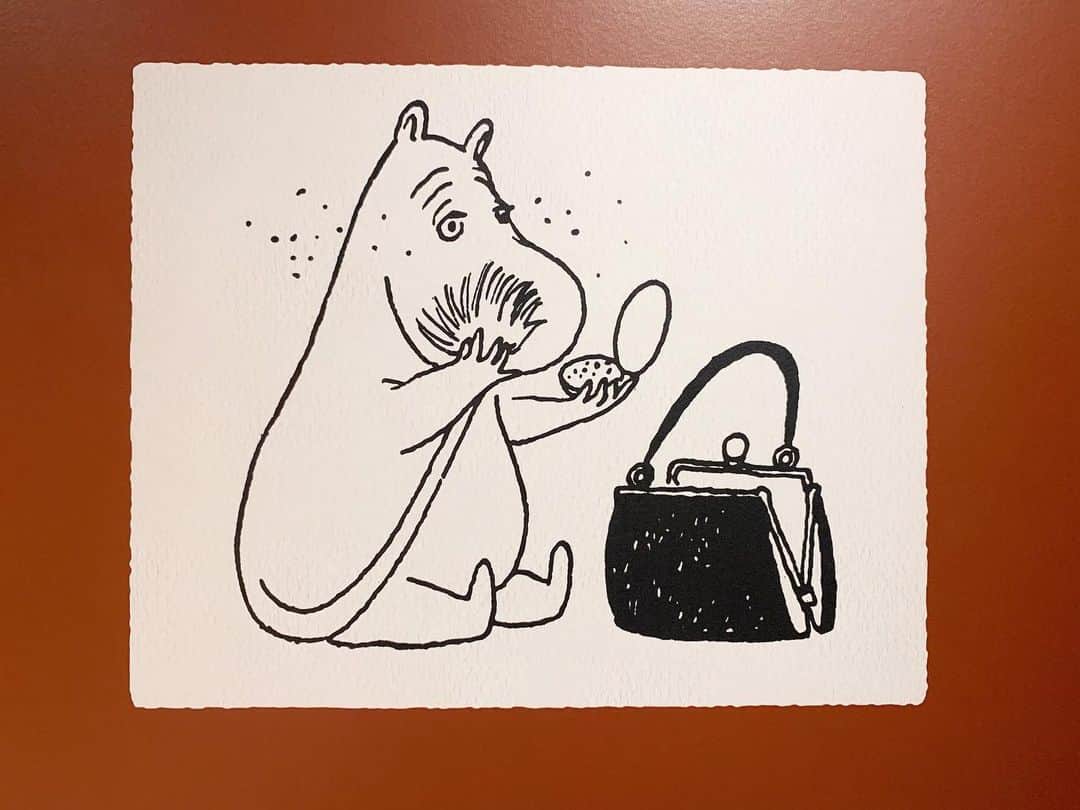 小谷実由のインスタグラム：「お知らせしたいことが沢山あるんですがその前にムーミンママが自身の尻尾でお化粧する愛おしい姿をご覧ください🍿ラブい」
