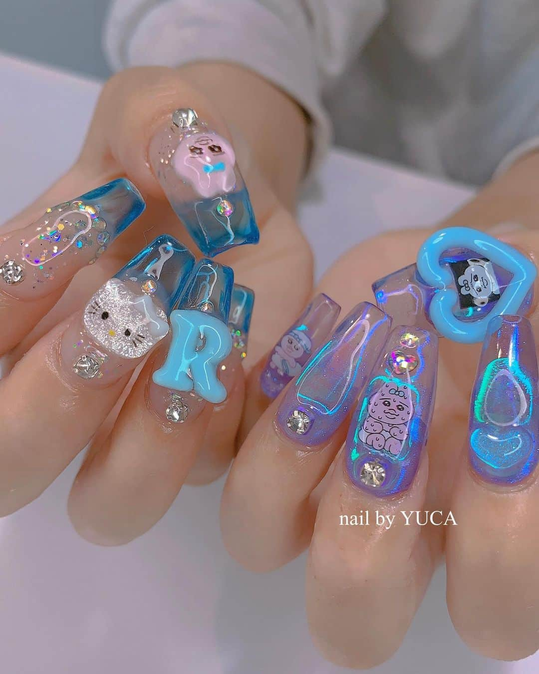 YUCAのインスタグラム：「clear 🫧🫧🫧  ⁡ ⁡ #おぱんちゅうさぎネイル  #キティネイル #kittynails  #クリアスカルプ　#ブルーネイル #nail #ネイル #젤네일 #네일  #tettynail #유카네일 #美甲 #yucanail #クリアネイル #美甲」