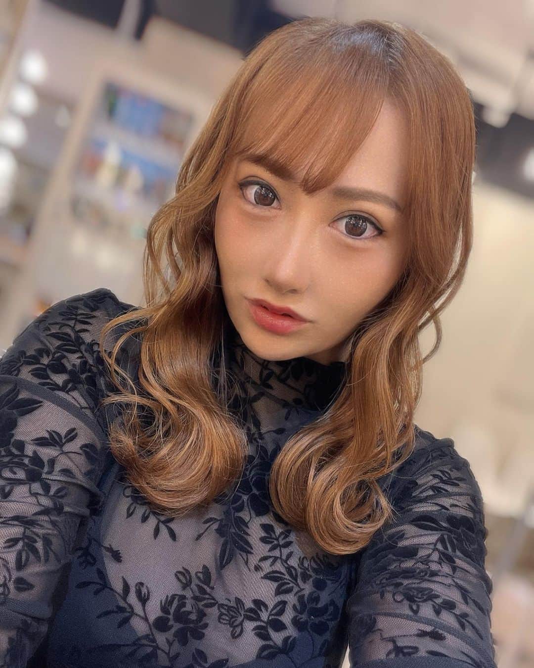 のインスタグラム：「ヒルトン東京　十二颯 鉄板焼き大好き💕  #ヒルトン東京#hilton#dinner#鉄板焼き#十二颯#キャバ嬢#キャバクラ#プロレスラー#プロレス#prowrestler#hairmake#ヘアメイク#巻き下ろし#外ハネボブ#ロングヘアアレンジ」