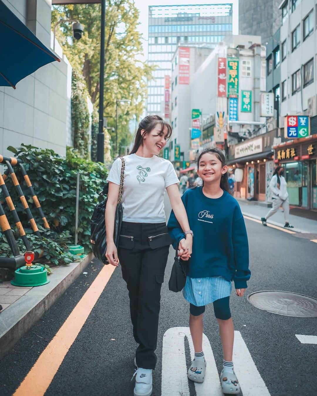 アユ・ティンティンのインスタグラム：「휴가 🍭✌🏻👩‍👧🥰 Photo @jvstwannabeyovrs」