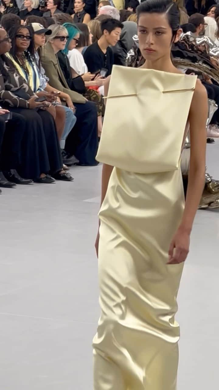 Saks Fifth Avenueのインスタグラム：「We came for the bags, but stayed for the cozy, textural knits. 🧶 @jonathananderson delivered a @loewe collection packed with sumptuous sweaters, beautiful tailoring and, as always, really good accessories. #Saks #PFW」
