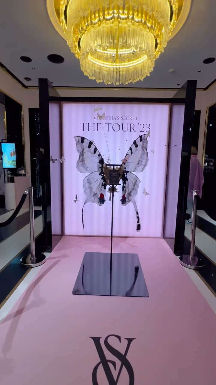ヴィクトリアズ・シークレットのインスタグラム：「We’re flattered—you love the signature pink-and-white striped Robe just as much as we do. And now you can get it IRL because #TheTour23 styles have landed in stores. And they’re taking flight from your feed straight to your closet.   You can shop inspired looks—and other similar styles—online now or via the link in bio.」