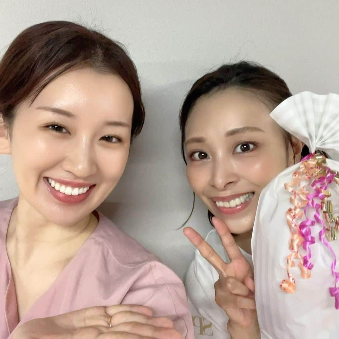 沙月愛奈さんのインスタグラム写真 - (沙月愛奈Instagram)「⁡ ⁡ 昨日はたくさんの方にお祝いしていただきました！ ここ最近、休みの日のお誕生日が多かったので、当日にお稽古場でお祝いしてもらったのは久しぶりで嬉しかった✨✨✨もう嬉しすぎて浮かれぽんちでした😂 下級生が動画撮って送ってくれたのを見たら、すごく楽しそう😂幸せでした、本当にありがとうございました！ ⁡ そして、DMや公式LINEを通じてメッセージを送ってくださった皆さま。私はなんて幸せ者なのでしょう。自分の生きたいように生きようとしているだけなのに、それが力になると言ってくださり、、、これからも少しでも皆さまにパワーをお届けできるよう頑張ります😭🩷 ⁡ そして、毎年変わらず同期LINEでメッセージをくれる89期のみんな、大好きだよー❤️ ⁡ 写真は、昨日同じ場面の振り付けで稽古場に来ていた皆さま✨尚先生にまでお祝いしていただけた😭 ⁡ そして、同期のあやちゃん( #望海風斗 )ときんぐ( #蓮城まこと )。 2人からもらったピアスとイアカフの写真を一生懸命撮ったけど、見えにくいってダメ出しが来たから😂今日撮り直した写真😅これでどうだ！可愛いでしょ🤣 ⁡ そして、久しぶりなんだけど、変わらず可愛いみなちゃん( #愛原実花 ちゃん)からもプレゼントもらった♡ ⁡ そしてそして、可愛い下級生のつくし( #彩月つくし ちゃん)からも🥰   まゆさん(  #真波そら さん) からも入浴剤のプレゼントを頂いたのに写真お願いし損ねた🥲 ⁡ 家に帰ってからもケーキでお祝い！ここのケーキ、昔から美味しくて好き。まさかの2つあった😂 ⁡  #⁡greatestdream  #雪組100周年   #稽古場でお祝いしてくれた   #感謝❤️   #幸せな誕生日」9月29日 22時47分 - satsuki_aina_ayumi