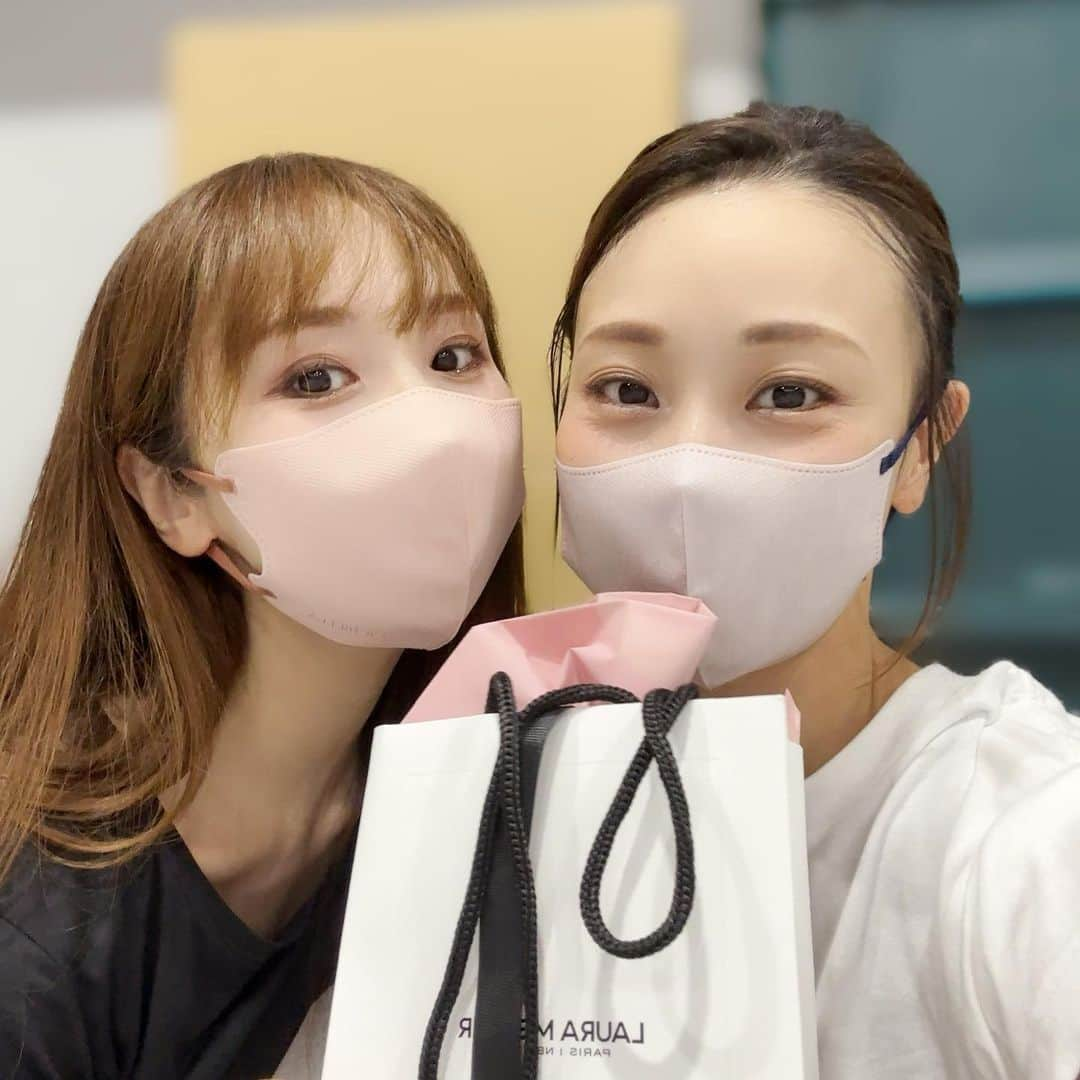 沙月愛奈さんのインスタグラム写真 - (沙月愛奈Instagram)「⁡ ⁡ 昨日はたくさんの方にお祝いしていただきました！ ここ最近、休みの日のお誕生日が多かったので、当日にお稽古場でお祝いしてもらったのは久しぶりで嬉しかった✨✨✨もう嬉しすぎて浮かれぽんちでした😂 下級生が動画撮って送ってくれたのを見たら、すごく楽しそう😂幸せでした、本当にありがとうございました！ ⁡ そして、DMや公式LINEを通じてメッセージを送ってくださった皆さま。私はなんて幸せ者なのでしょう。自分の生きたいように生きようとしているだけなのに、それが力になると言ってくださり、、、これからも少しでも皆さまにパワーをお届けできるよう頑張ります😭🩷 ⁡ そして、毎年変わらず同期LINEでメッセージをくれる89期のみんな、大好きだよー❤️ ⁡ 写真は、昨日同じ場面の振り付けで稽古場に来ていた皆さま✨尚先生にまでお祝いしていただけた😭 ⁡ そして、同期のあやちゃん( #望海風斗 )ときんぐ( #蓮城まこと )。 2人からもらったピアスとイアカフの写真を一生懸命撮ったけど、見えにくいってダメ出しが来たから😂今日撮り直した写真😅これでどうだ！可愛いでしょ🤣 ⁡ そして、久しぶりなんだけど、変わらず可愛いみなちゃん( #愛原実花 ちゃん)からもプレゼントもらった♡ ⁡ そしてそして、可愛い下級生のつくし( #彩月つくし ちゃん)からも🥰   まゆさん(  #真波そら さん) からも入浴剤のプレゼントを頂いたのに写真お願いし損ねた🥲 ⁡ 家に帰ってからもケーキでお祝い！ここのケーキ、昔から美味しくて好き。まさかの2つあった😂 ⁡  #⁡greatestdream  #雪組100周年   #稽古場でお祝いしてくれた   #感謝❤️   #幸せな誕生日」9月29日 22時47分 - satsuki_aina_ayumi