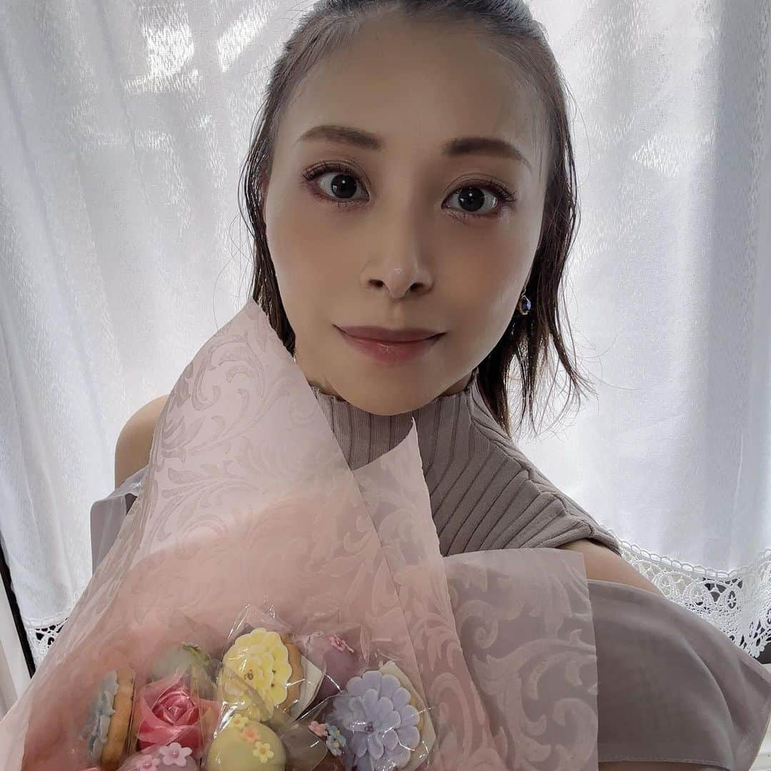 沙月愛奈さんのインスタグラム写真 - (沙月愛奈Instagram)「⁡ ⁡ 昨日はたくさんの方にお祝いしていただきました！ ここ最近、休みの日のお誕生日が多かったので、当日にお稽古場でお祝いしてもらったのは久しぶりで嬉しかった✨✨✨もう嬉しすぎて浮かれぽんちでした😂 下級生が動画撮って送ってくれたのを見たら、すごく楽しそう😂幸せでした、本当にありがとうございました！ ⁡ そして、DMや公式LINEを通じてメッセージを送ってくださった皆さま。私はなんて幸せ者なのでしょう。自分の生きたいように生きようとしているだけなのに、それが力になると言ってくださり、、、これからも少しでも皆さまにパワーをお届けできるよう頑張ります😭🩷 ⁡ そして、毎年変わらず同期LINEでメッセージをくれる89期のみんな、大好きだよー❤️ ⁡ 写真は、昨日同じ場面の振り付けで稽古場に来ていた皆さま✨尚先生にまでお祝いしていただけた😭 ⁡ そして、同期のあやちゃん( #望海風斗 )ときんぐ( #蓮城まこと )。 2人からもらったピアスとイアカフの写真を一生懸命撮ったけど、見えにくいってダメ出しが来たから😂今日撮り直した写真😅これでどうだ！可愛いでしょ🤣 ⁡ そして、久しぶりなんだけど、変わらず可愛いみなちゃん( #愛原実花 ちゃん)からもプレゼントもらった♡ ⁡ そしてそして、可愛い下級生のつくし( #彩月つくし ちゃん)からも🥰   まゆさん(  #真波そら さん) からも入浴剤のプレゼントを頂いたのに写真お願いし損ねた🥲 ⁡ 家に帰ってからもケーキでお祝い！ここのケーキ、昔から美味しくて好き。まさかの2つあった😂 ⁡  #⁡greatestdream  #雪組100周年   #稽古場でお祝いしてくれた   #感謝❤️   #幸せな誕生日」9月29日 22時47分 - satsuki_aina_ayumi