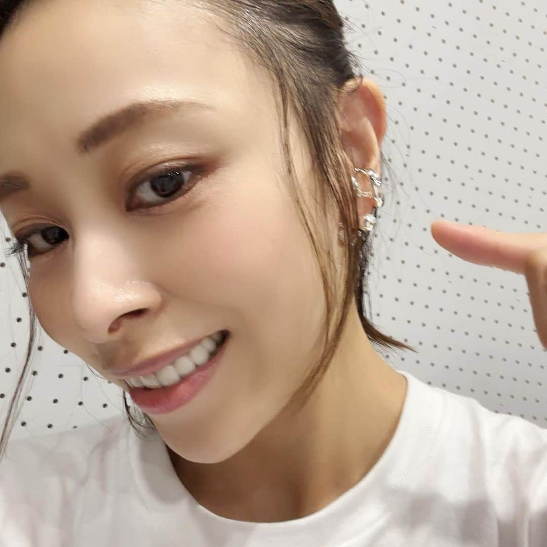 沙月愛奈さんのインスタグラム写真 - (沙月愛奈Instagram)「⁡ ⁡ 昨日はたくさんの方にお祝いしていただきました！ ここ最近、休みの日のお誕生日が多かったので、当日にお稽古場でお祝いしてもらったのは久しぶりで嬉しかった✨✨✨もう嬉しすぎて浮かれぽんちでした😂 下級生が動画撮って送ってくれたのを見たら、すごく楽しそう😂幸せでした、本当にありがとうございました！ ⁡ そして、DMや公式LINEを通じてメッセージを送ってくださった皆さま。私はなんて幸せ者なのでしょう。自分の生きたいように生きようとしているだけなのに、それが力になると言ってくださり、、、これからも少しでも皆さまにパワーをお届けできるよう頑張ります😭🩷 ⁡ そして、毎年変わらず同期LINEでメッセージをくれる89期のみんな、大好きだよー❤️ ⁡ 写真は、昨日同じ場面の振り付けで稽古場に来ていた皆さま✨尚先生にまでお祝いしていただけた😭 ⁡ そして、同期のあやちゃん( #望海風斗 )ときんぐ( #蓮城まこと )。 2人からもらったピアスとイアカフの写真を一生懸命撮ったけど、見えにくいってダメ出しが来たから😂今日撮り直した写真😅これでどうだ！可愛いでしょ🤣 ⁡ そして、久しぶりなんだけど、変わらず可愛いみなちゃん( #愛原実花 ちゃん)からもプレゼントもらった♡ ⁡ そしてそして、可愛い下級生のつくし( #彩月つくし ちゃん)からも🥰   まゆさん(  #真波そら さん) からも入浴剤のプレゼントを頂いたのに写真お願いし損ねた🥲 ⁡ 家に帰ってからもケーキでお祝い！ここのケーキ、昔から美味しくて好き。まさかの2つあった😂 ⁡  #⁡greatestdream  #雪組100周年   #稽古場でお祝いしてくれた   #感謝❤️   #幸せな誕生日」9月29日 22時47分 - satsuki_aina_ayumi