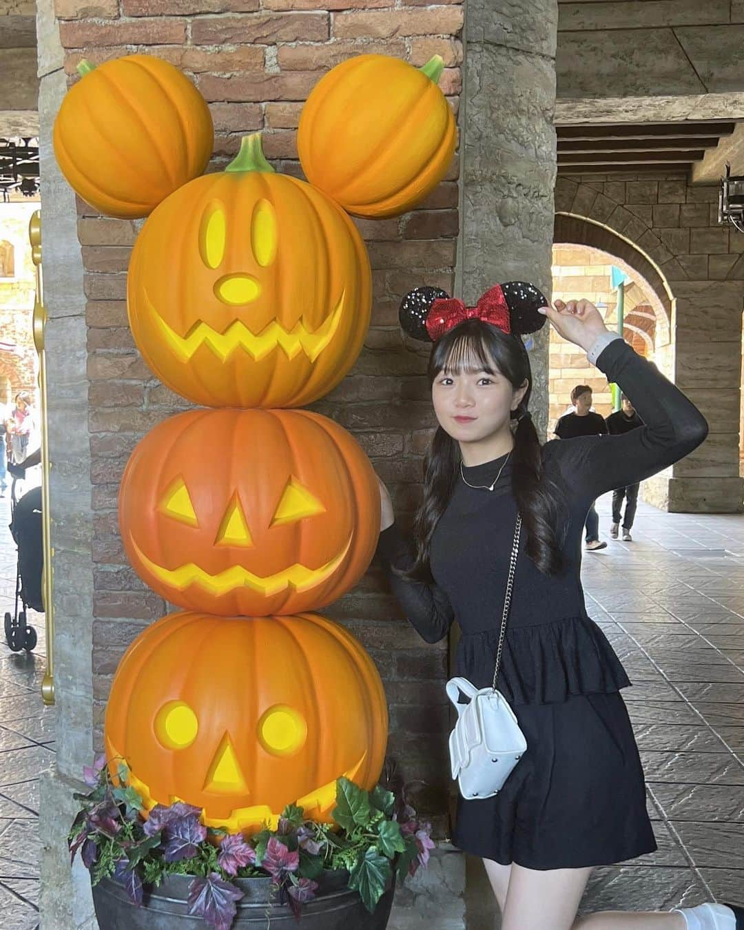 miyuさんのインスタグラム写真 - (miyuInstagram)「ディズニーハロウィン🎃🎃🎃 お母さんと2人でインパしてきたよ！！9月なのにまだまだ長袖は暑かった〜笑」9月29日 22時48分 - miyuu__nakano